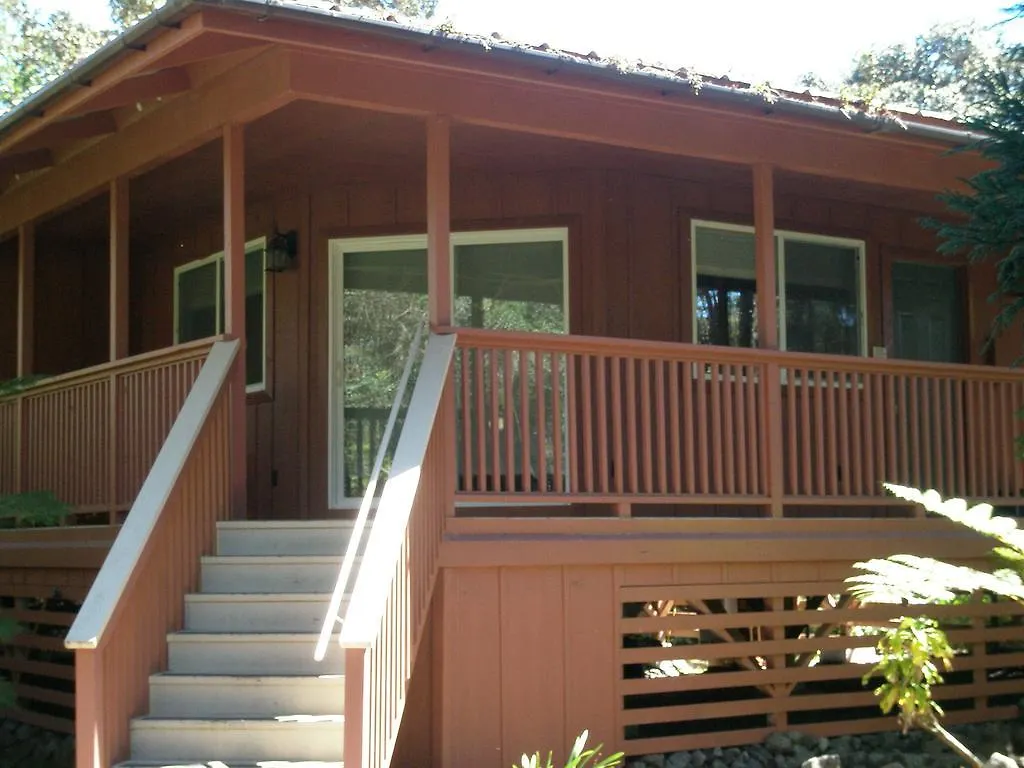 Volcano Country Cottages Bed and Breakfast