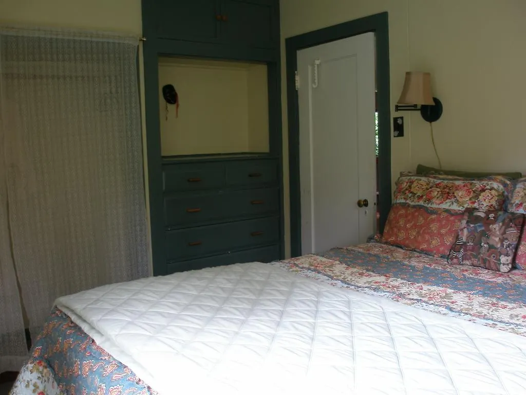 Volcano Country Cottages Bed and Breakfast